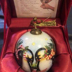 Ne’ Qwa Art Penguin Holiday